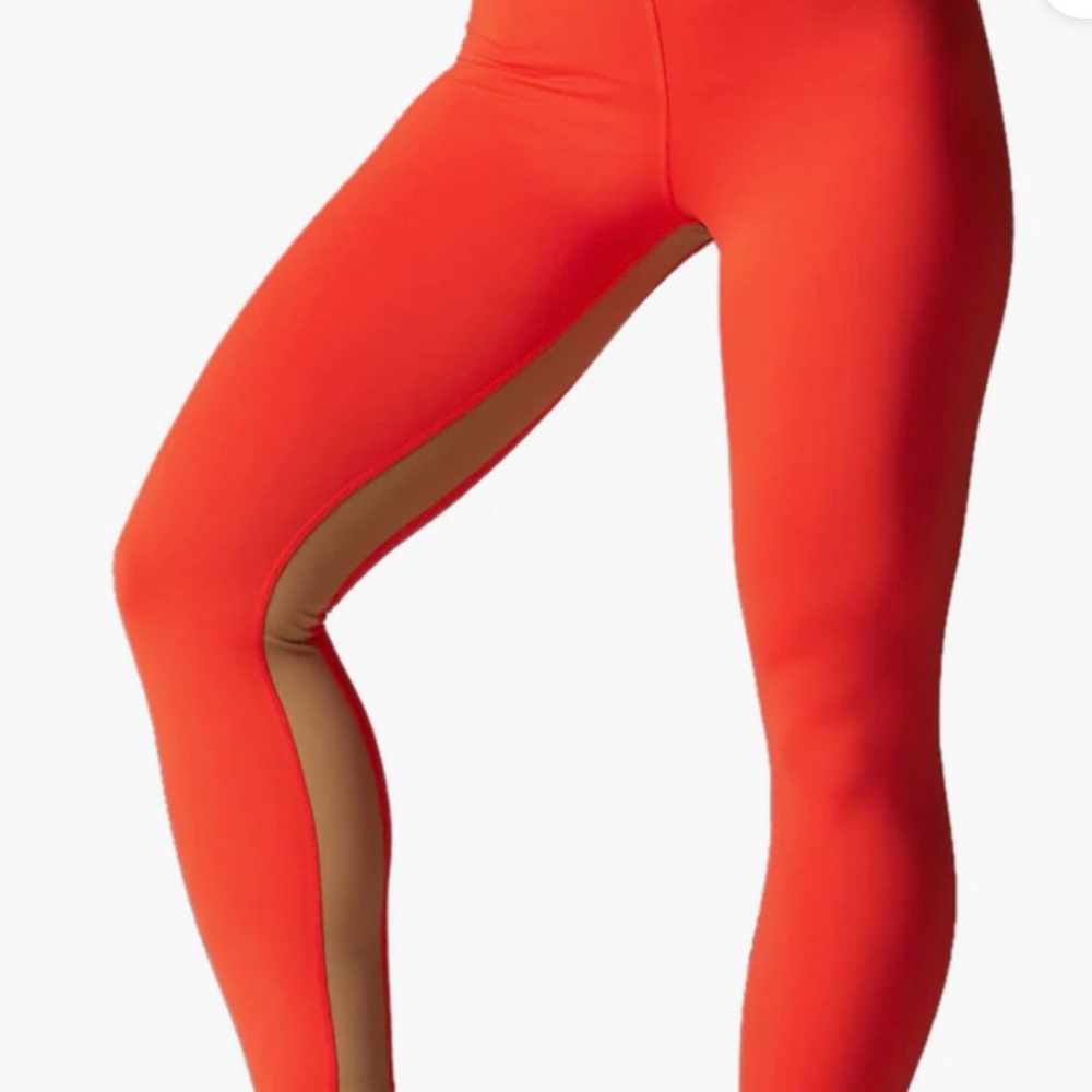 Magma Leggings with Tan Stripe. Super cute and very flattering👌🏼
